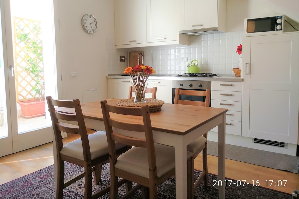In Florence, sunny and beautiful two-story flat, well connected to the center