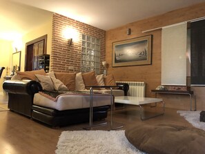 TV, caminetto, videogiochi, lettore DVD