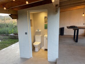 Secador de pelo y toallas