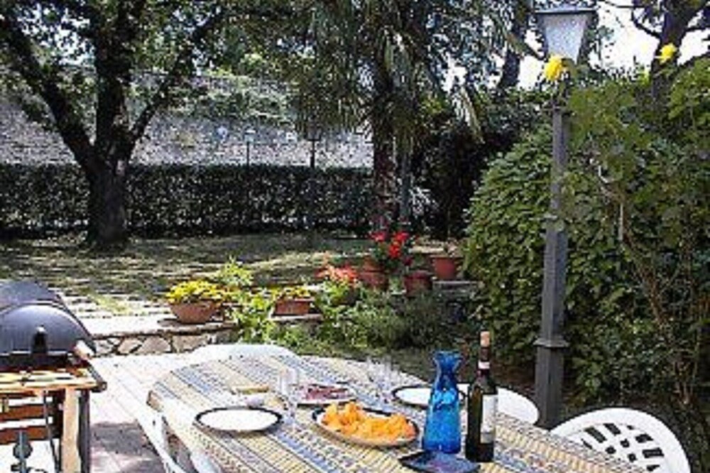 SPACIOUS GARDEN APARTMENT 3 MINUTES TO THE CENTRE OF TOWN