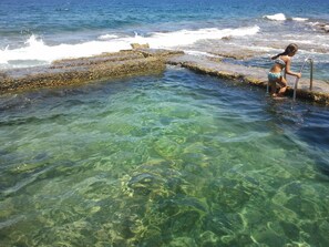 Una spiaggia nelle vicinanze
