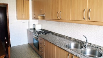 Een koelkast, een magnetron, een oven, een koffiezetapparaat/waterkoker