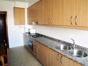 Frigorífico, microondas, horno y cafetera o tetera