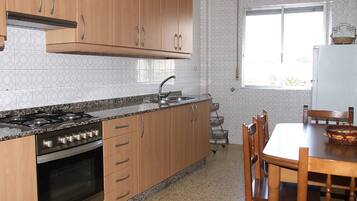 Een koelkast, een magnetron, een oven, een koffiezetapparaat/waterkoker