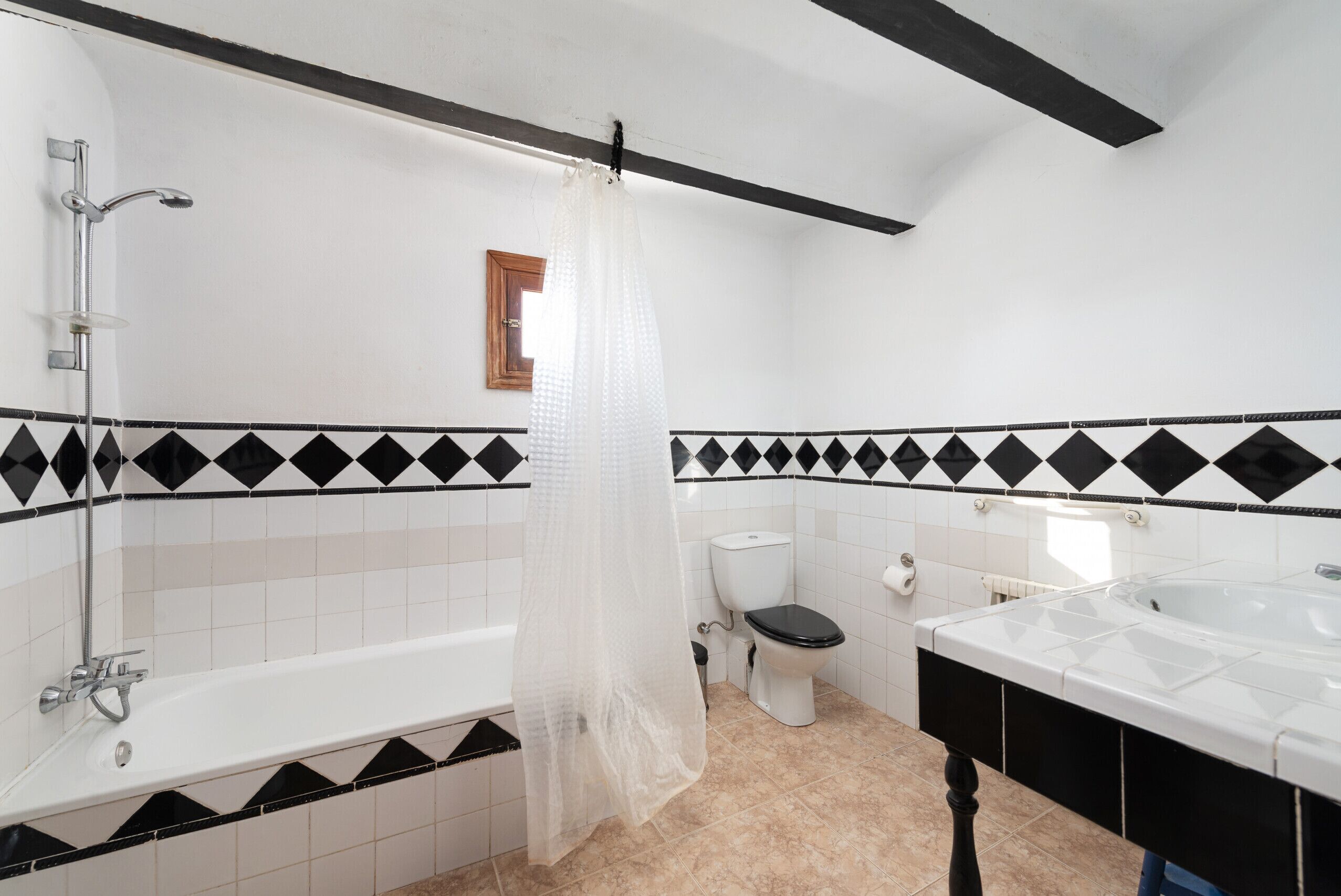 Une salle de bain équipée d’une baignoire, de toilettes et d’un espace douche.