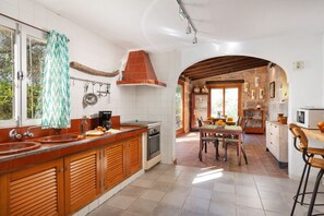 Fridge, microwave, oven, dishwasher - Sunset Ecofinca Can Vey - Country house with private pool (Inca)