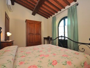 2 dormitorios, tabla de planchar con plancha, cuna de viaje