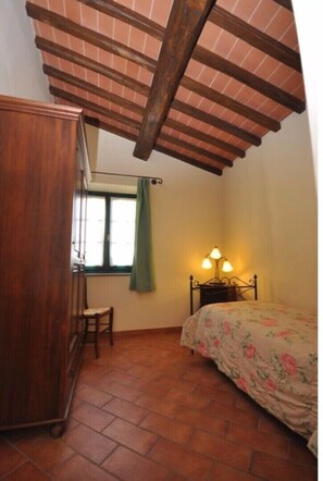 2 bedrooms, iron/ironing board, travel cot, free WiFi