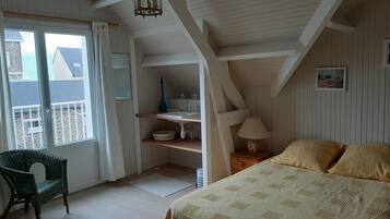 4 makuuhuonetta, silitysrauta/-lauta, ilmainen Wi-Fi, vuodevaatteet