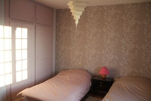 4 habitaciones, tabla de planchar con plancha y wifi 