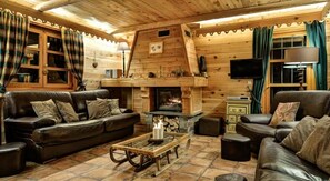 Televisión, chimenea y estéreo 