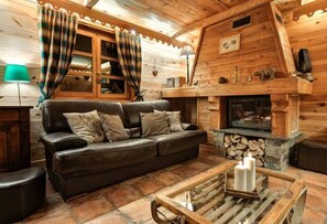 Televisión, chimenea y estéreo 