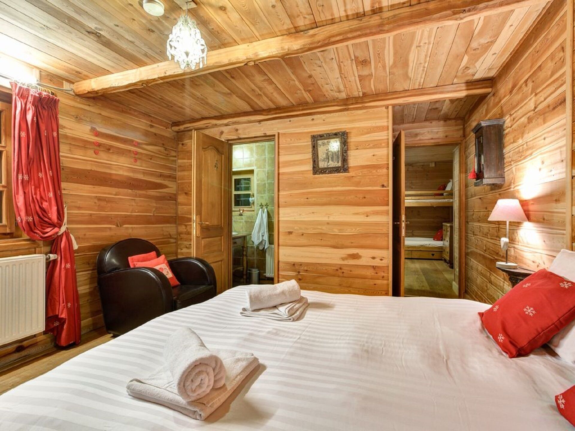 6 bedrooms, iron/ironing board, WiFi, bed sheets