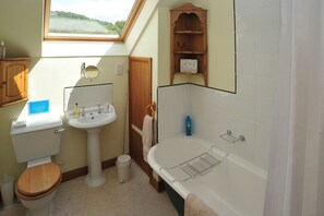 Combined shower/tub, hair dryer, towels, soap - Flora's Barn (Sleeps 4. 2 Bedrooms) (Taunton)
