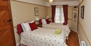 2 bedrooms, iron/ironing board, travel crib, WiFi - Flora's Barn (Sleeps 4. 2 Bedrooms) (Taunton)
