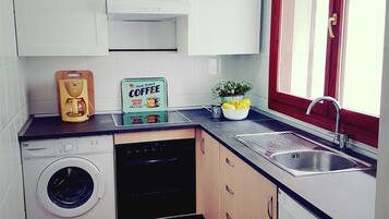 Frigorífico, microondas, horno y placa de cocina