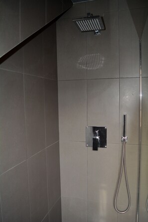 Een douche, een haardroger, handdoeken, zeep