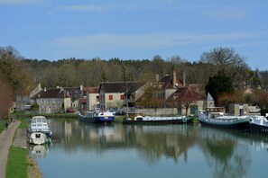 Marina - “La Ferme du Clos”, Burgundy, between Chablis and Champagne (Molosmes)