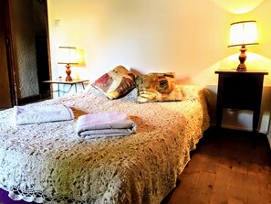 2 bedrooms, iron/ironing board, Internet, bed sheets