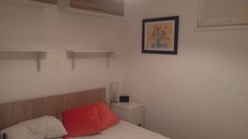 1 chambre, fer et planche Ă  repasser