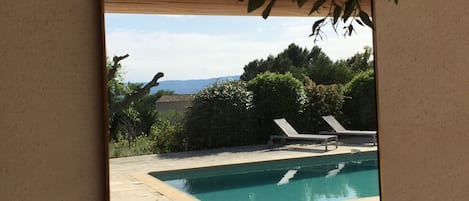 Una piscina al aire libre, una piscina climatizada