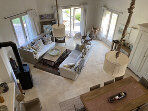 Télévision, cheminée, lecteur de DVD, table de tennis de table