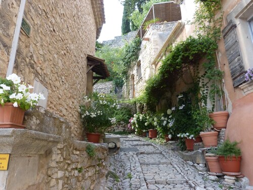 LARGE HOUSE, GORDES , heated swimming pool , view over Goult, Roussillon