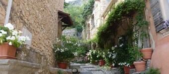 LARGE HOUSE, GORDES , heated swimming pool , view over Goult, Roussillon