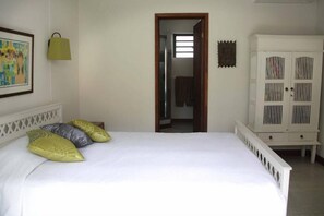 4 chambres, coffres-forts dans les chambres, fer et planche à repasser