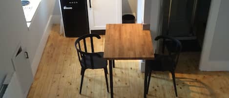 Microones i utensilis de cuina, vaixella i coberteria