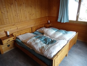 5 bedrooms, travel cot, free WiFi, bed sheets