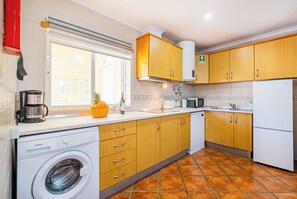 Réfrigérateur, micro-ondes, plaque de cuisson, cafetiÚre/bouilloire