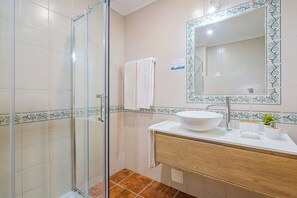Ensemble douche/baignoire, sĂšche-cheveux, bidet, serviettes fournies