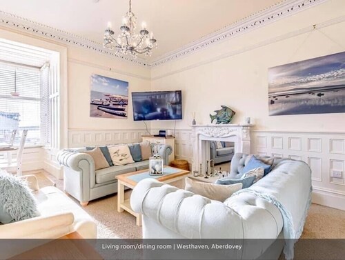 Luxury Seafront Apartment in Aberdovey -pets allowed/free parking -sleeps 8