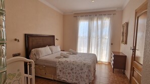2 dormitorios, tabla de planchar con plancha, wifi gratis y ropa de cama