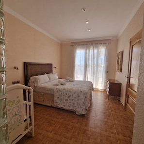 2 bedrooms, iron/ironing board, free WiFi, bed sheets