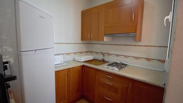 Frigorífico, microondas, horno y cafetera o tetera