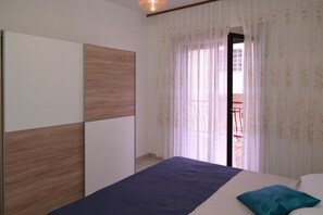 3 bedrooms, iron/ironing board, internet, bed sheets