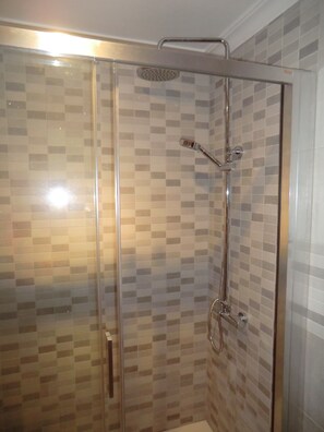 Dusche, Haartrockner, HandtĂŒcher, Toilettenpapier
