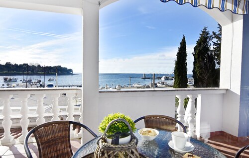 Toni Savudrija -huoneisto, merinäköala parveke, ilmainen WiFi, rauhallinen alue