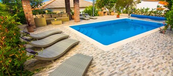 Nice and fresh two with sea views, large balcony and pool access.