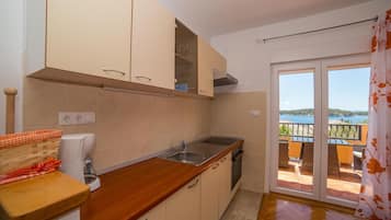 Fridge, oven, stovetop, coffee/tea maker