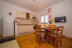 Fridge, oven, stovetop, coffee/tea maker