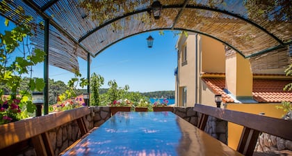 Und guter zweiter Platz mit Meerblick, ein großen Balkon und Zugang zum Pool.