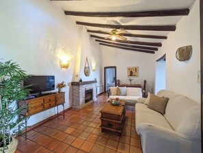 Televisio, takka, DVD-soitin, stereot