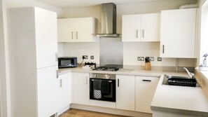 Fridge, microwave, oven, stovetop - Modern Luxury Large 2 Bed Aptartment With Free Private Parking (Walsall)