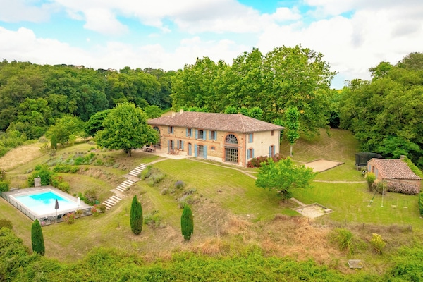 Maison de campagne de 1850, grande piscine. Vue dégagée sur les champs vallonnés
