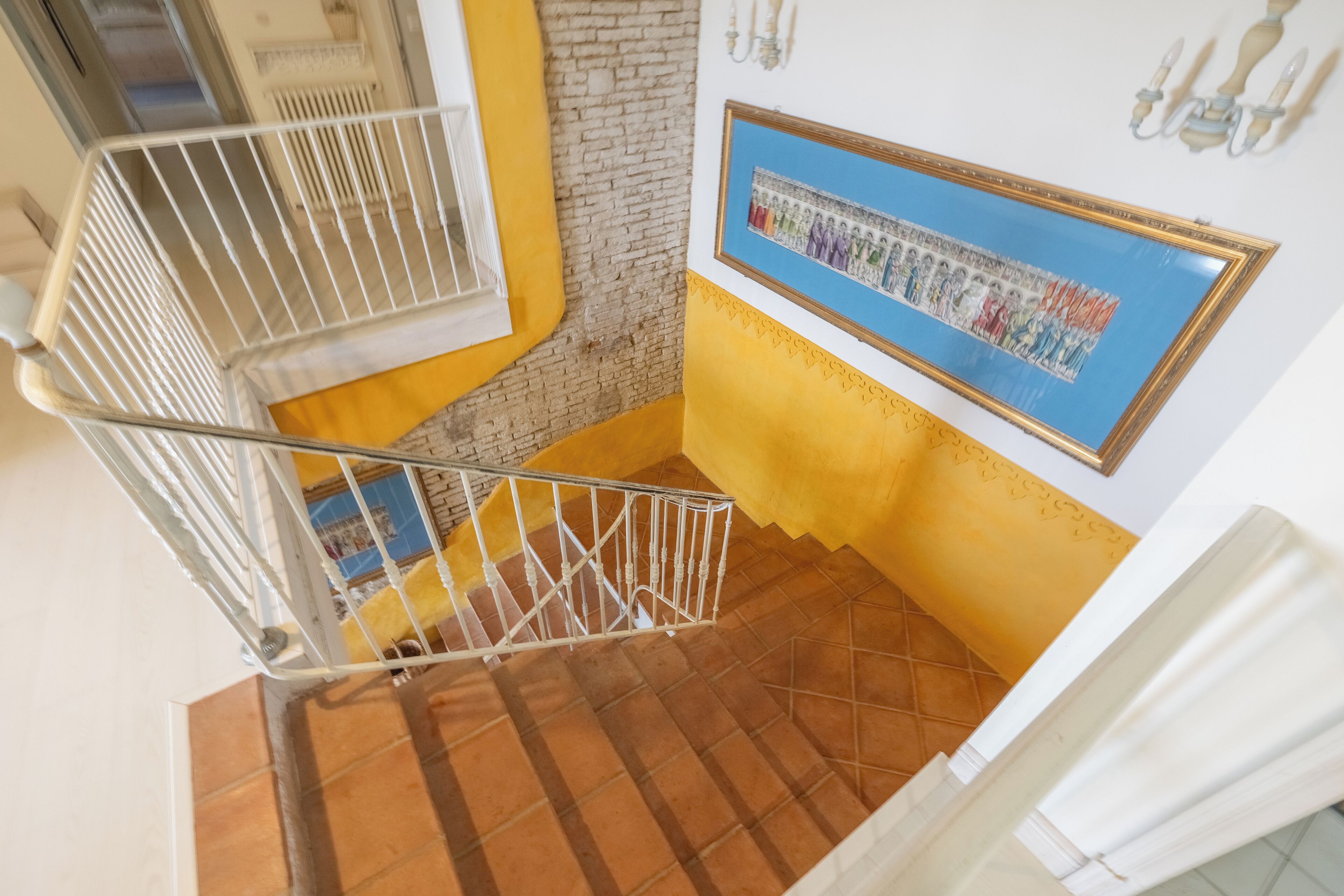 Escalier. Toutes les chambres sont à l'étage