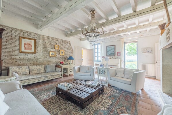 TV, fireplace, video games, DVD player