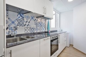 Réfrigérateur, four à micro-ondes, un four, surface de cuisson